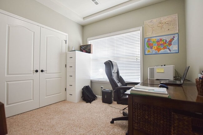 Building Photo - Pet Friendly Three Bedroom!