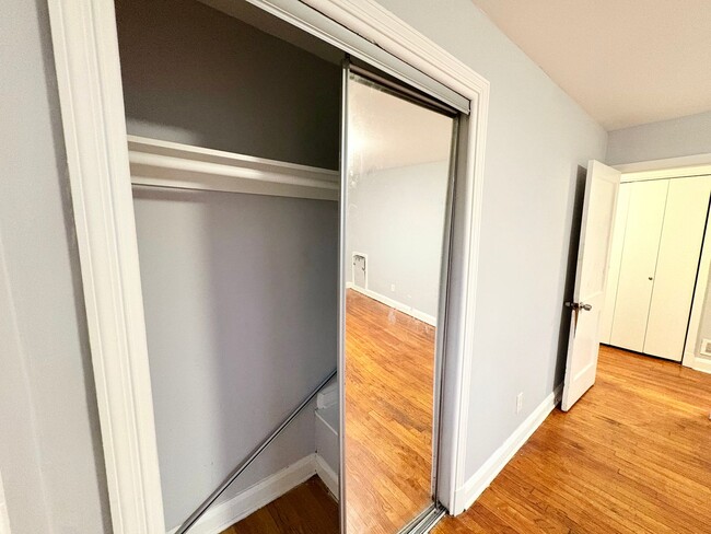 Building Photo - Spacious Townhome with Updated Kitchen & P...