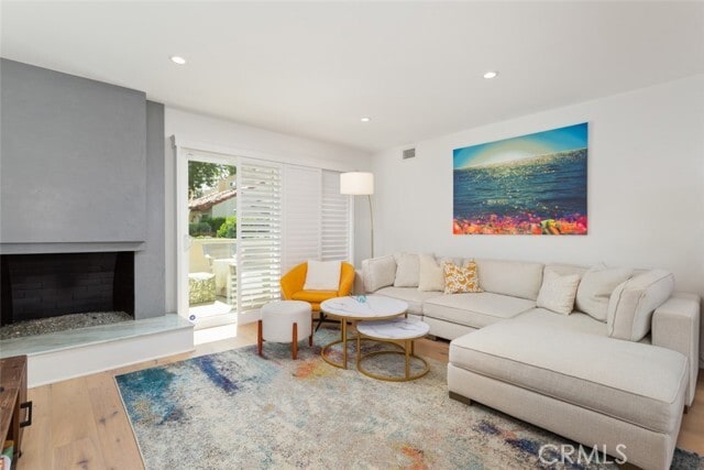 Building Photo - 607 Hilvanar