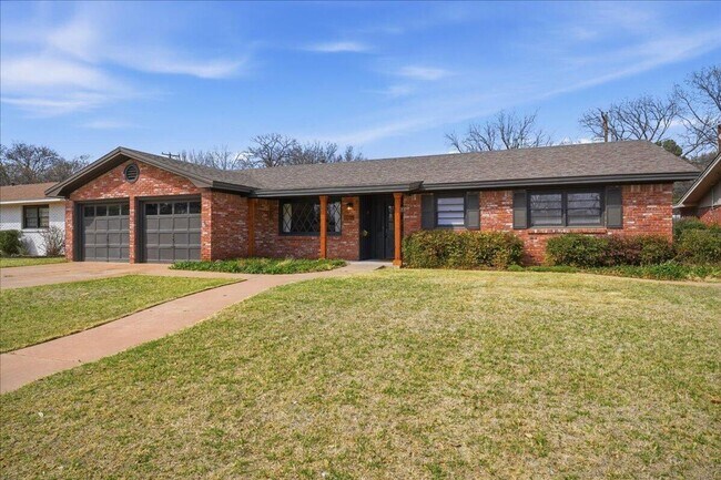Building Photo - Charming one-of-a-kind 4 Bedroom Home