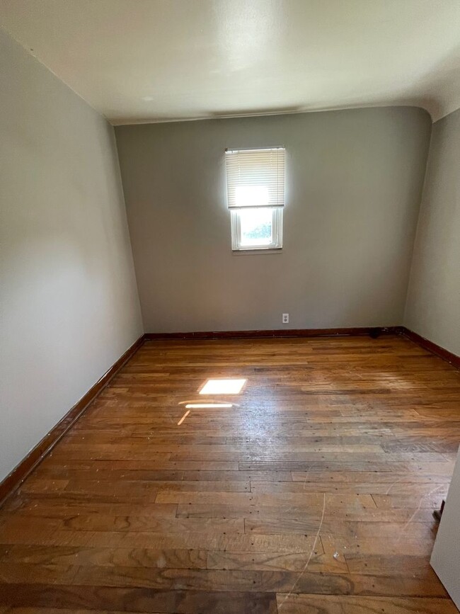 Building Photo - Duplex in prime neighborhood