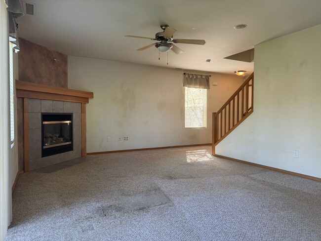 Building Photo - Beautiful 3 beds, 2.5 baths 6 minutes to V...