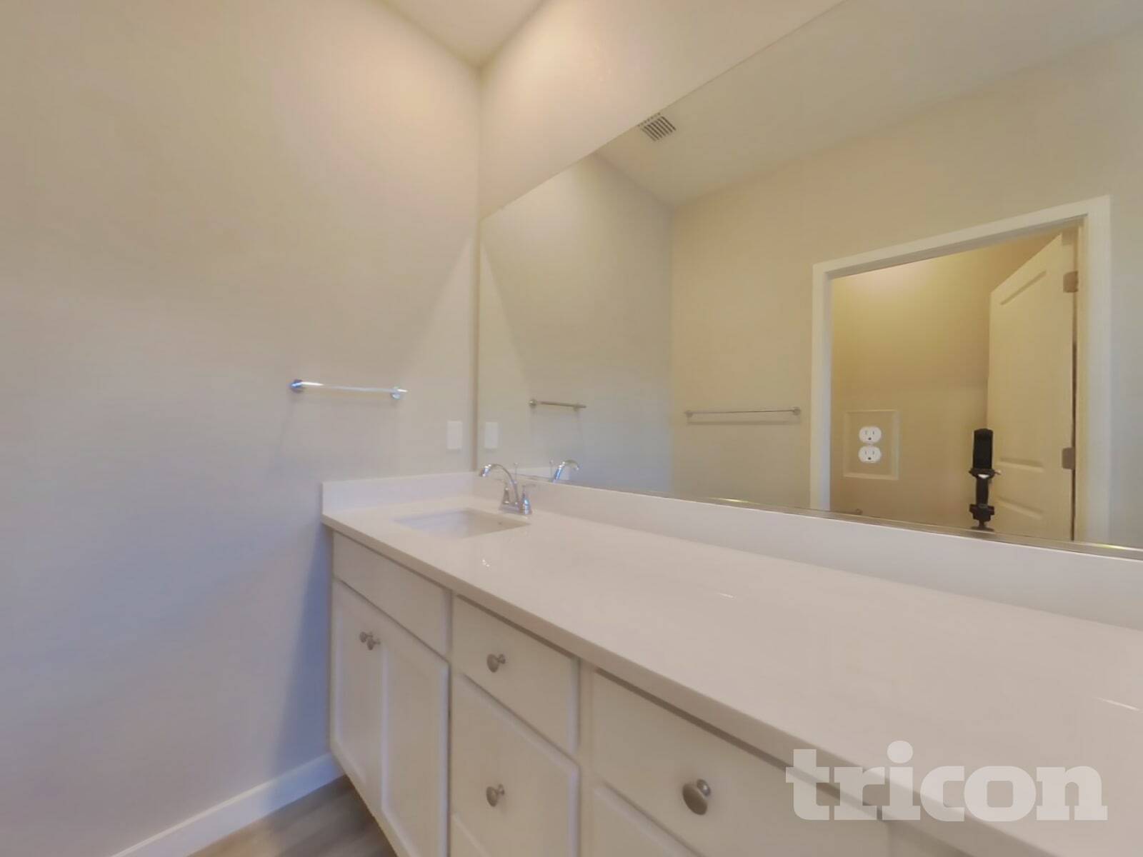 Building Photo - 6 Adella Pl