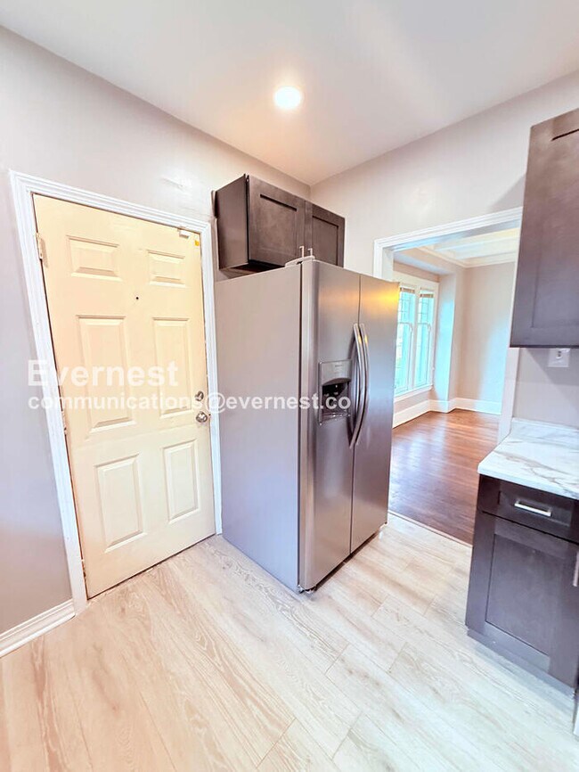 Building Photo - 3 Bed, 1 Bath Home with Fenced Yard / Vouchers Accepted / Available Now!