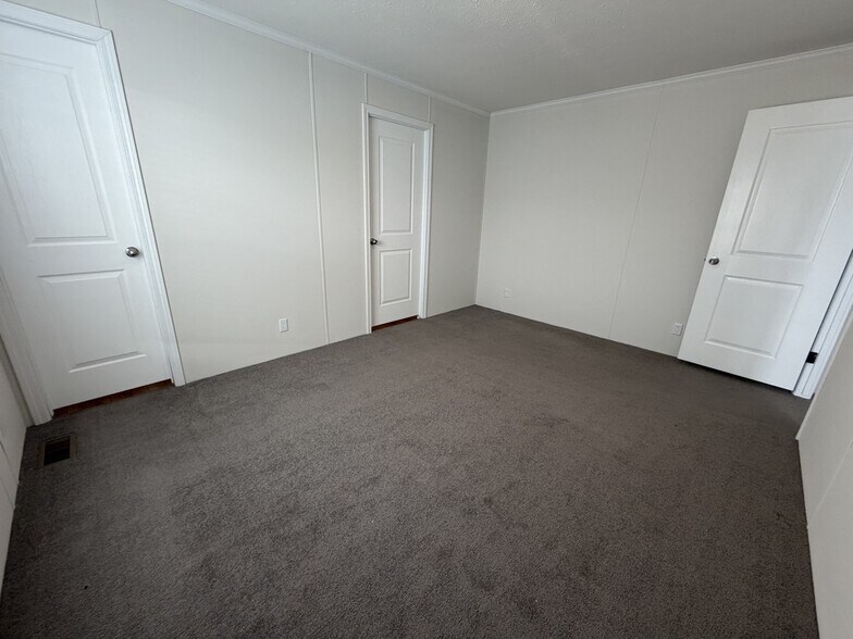 Building Photo - 15882 Villaire Ave