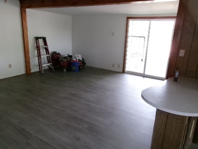 Building Photo - Large 1700 SF 3 bed 2 bath home