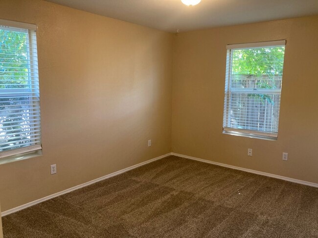 Building Photo - (HAI) Cozy 2-Bedroom, 1-Bathroom Home!