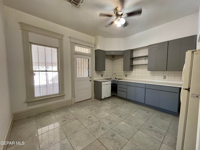 Building Photo - 901 E Rio Grande Ave