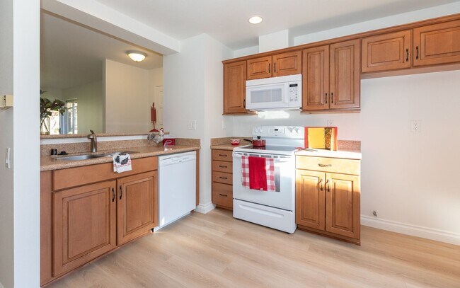 Building Photo - Clean and Ready Newport Model