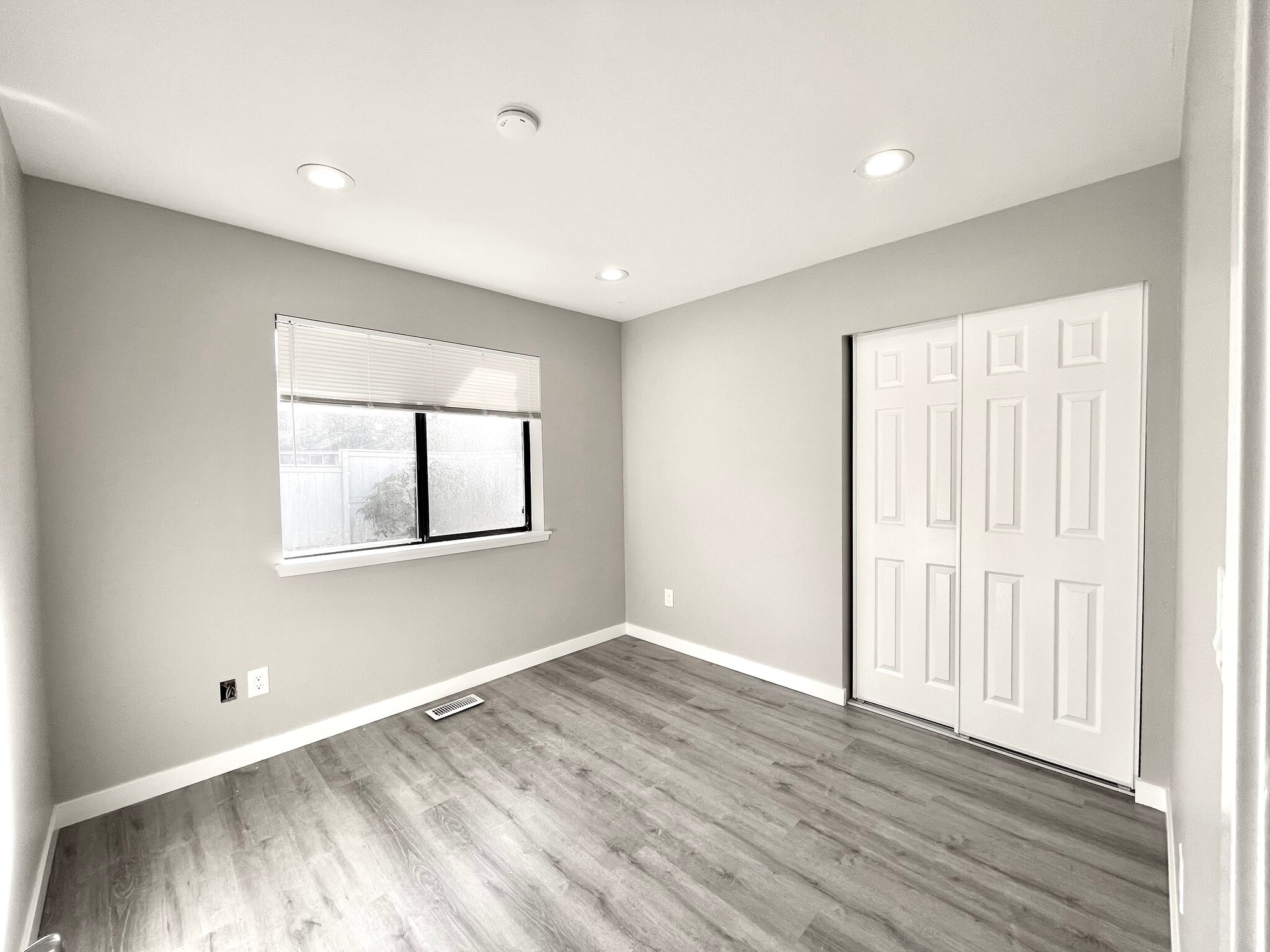 Building Photo - 2742 Sylvan Dr W