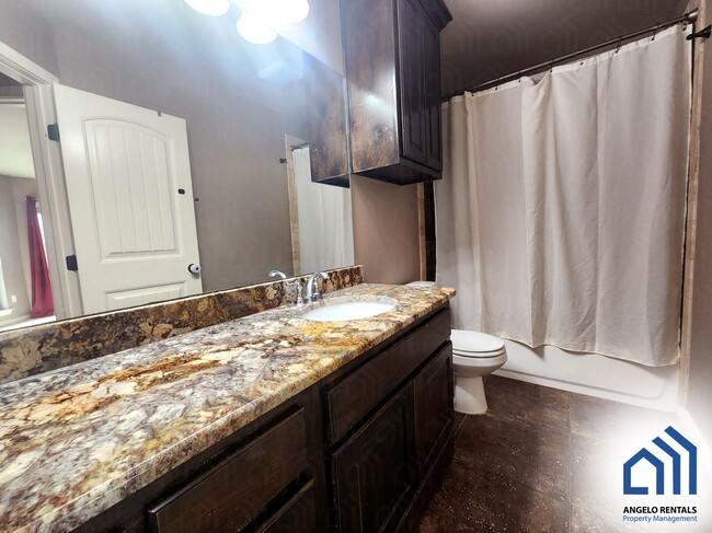 Building Photo - SPACIOUS 3 bedroom 2 bath home with fireplace AVAILABLE NOW!