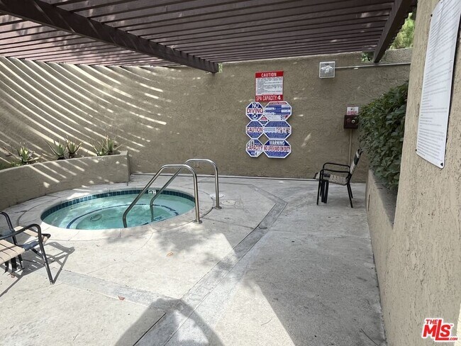 Building Photo - 849 E Victoria St