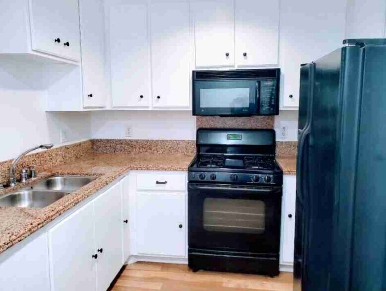 Primary Photo - 160 S Hudson Ave