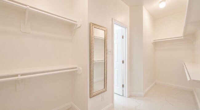 Building Photo - 423 Blossomwood Dr