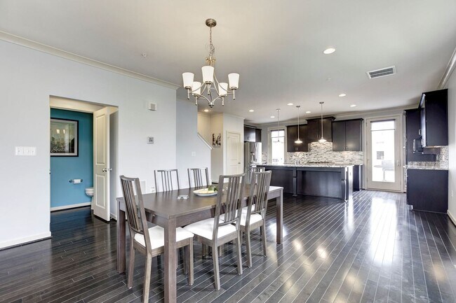 Building Photo - 3 Bed 4.5 Bath - Silver Spring Townhouse i...