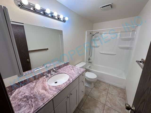 Building Photo - 509 SE 15th St