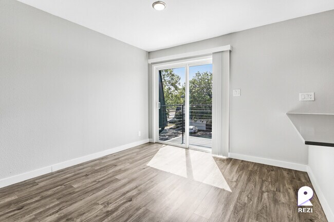 Building Photo - 5005 Manor Rd