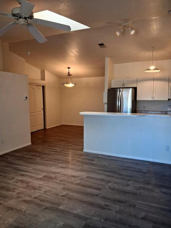 Building Photo - 985 E Mingus Ave