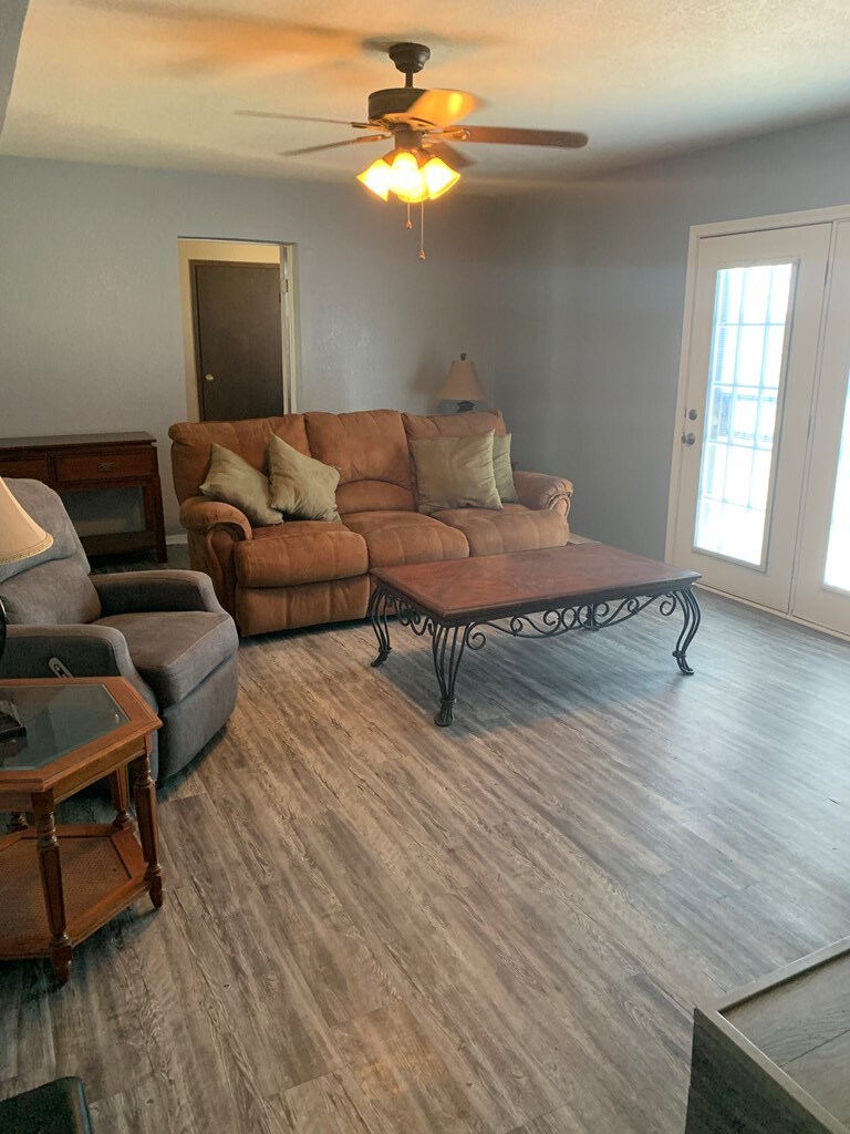 Building Photo - 984 E Schirra Dr