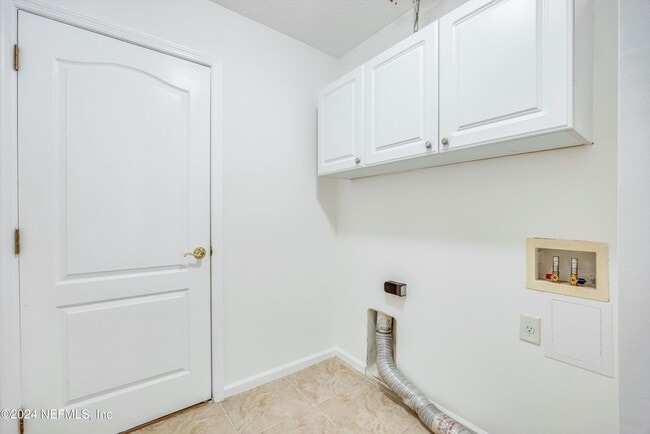 Building Photo - 657 MacKenzie Cir