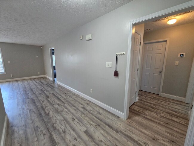 Building Photo - 362 Broad Dr