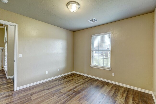 Building Photo - 9332 Pear St