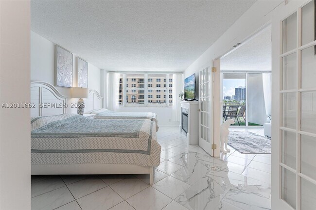 Building Photo - 2030 S Ocean Dr