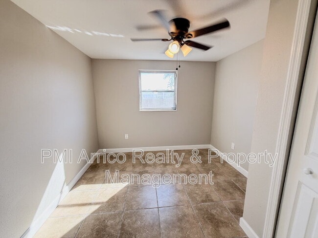 Building Photo - 818 Bayview Dr