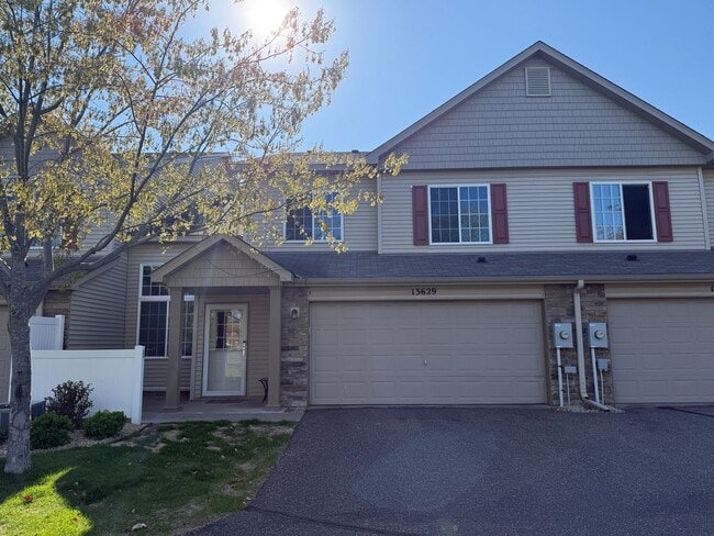 Building Photo - Beautiful 2 Bed, 2 Bath Townhome for Rent ...