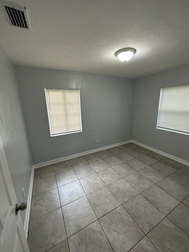 Building Photo - 3553 Centerhill Dr N