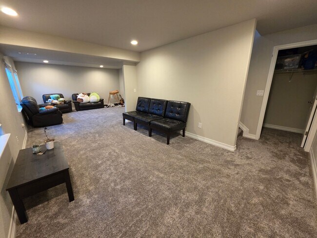 Building Photo - Fully Finished Corner-Lot Home with Mounta...