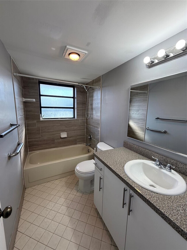 Building Photo - 2033 Coral Ridge Dr