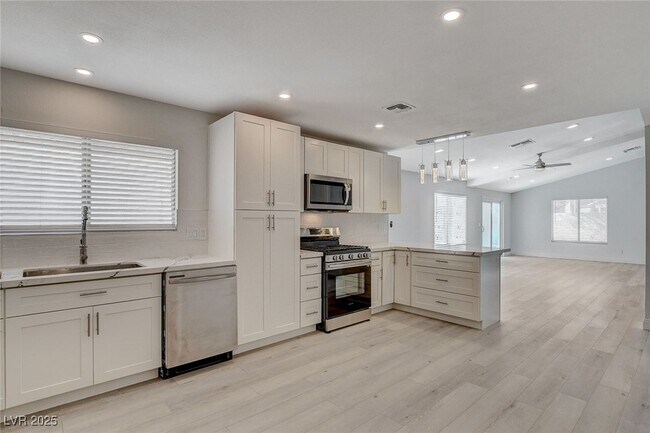 Building Photo - 4683 Calderwood St