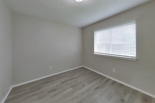 Building Photo - 14831 Waterside Dr