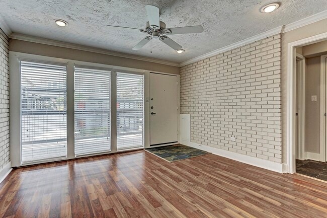 Building Photo - 1501 Hyde Park Blvd