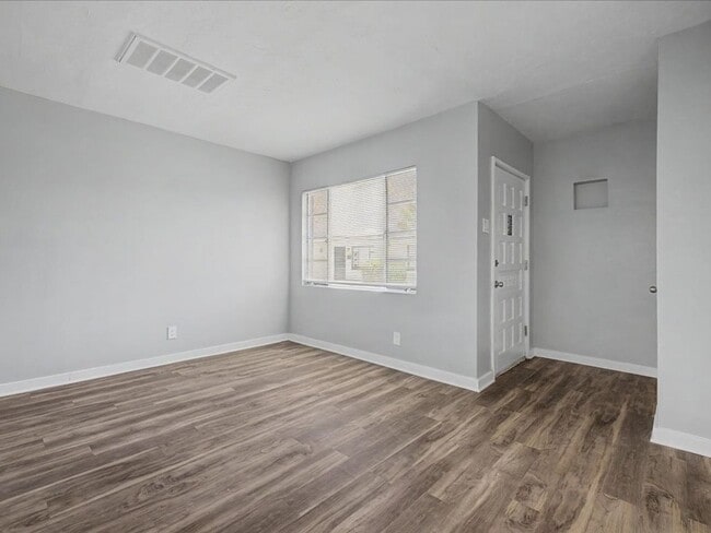 Building Photo - Cozy & Modern 2-Bedroom Home