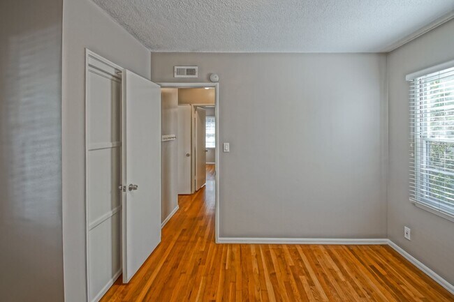 Building Photo - CHARMING, BRIGHT & AIRY HOLLYGLEN HOME W/ BEAUTIFULLY LANDSCAPED FRONT & REAR YARDS W/ PATIO BLOC...