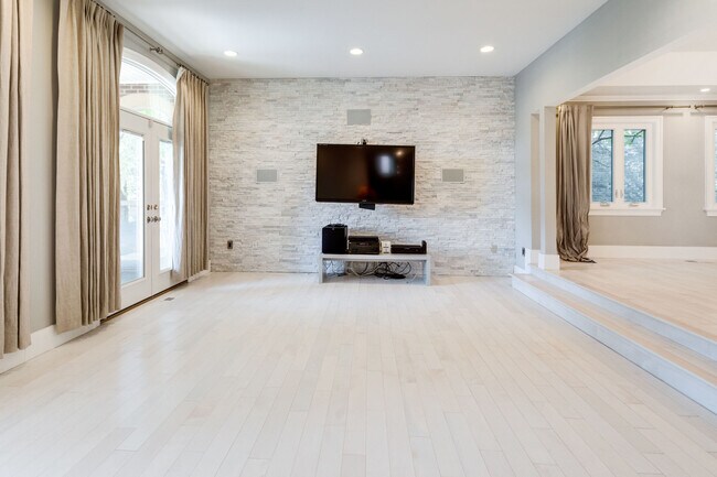 Building Photo - 4611 Charleston Terrace NW