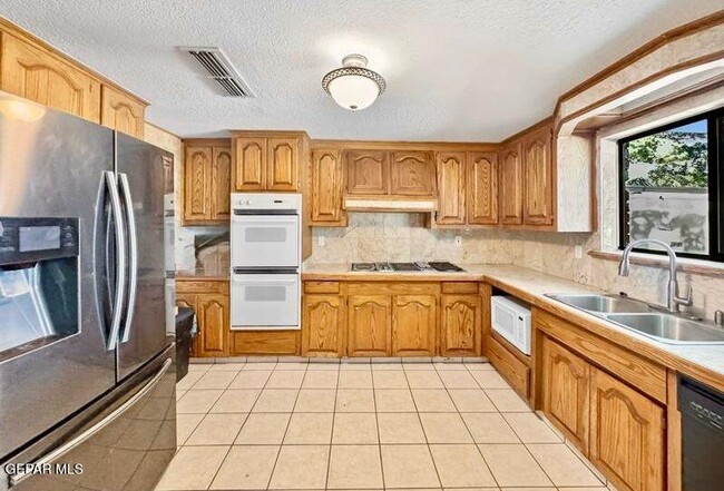 Building Photo - 2153 Trawood Dr