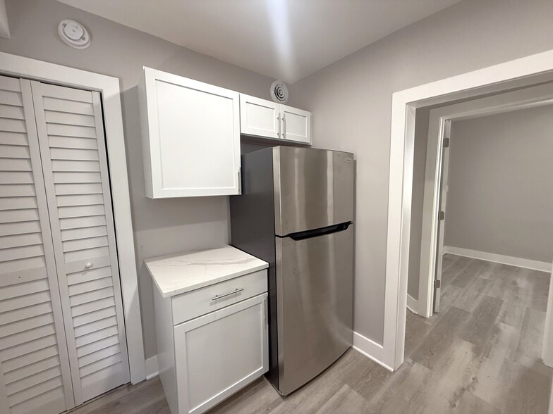 Building Photo - 3575 W Dickens Ave