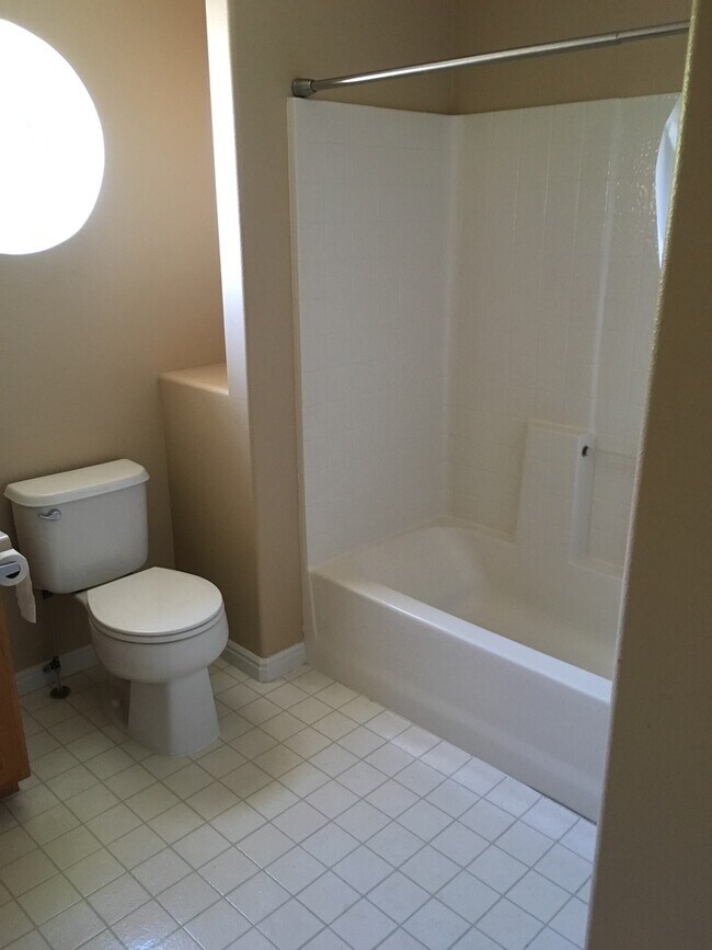 Building Photo - 3 bedroom 2 1/2 bath townhome