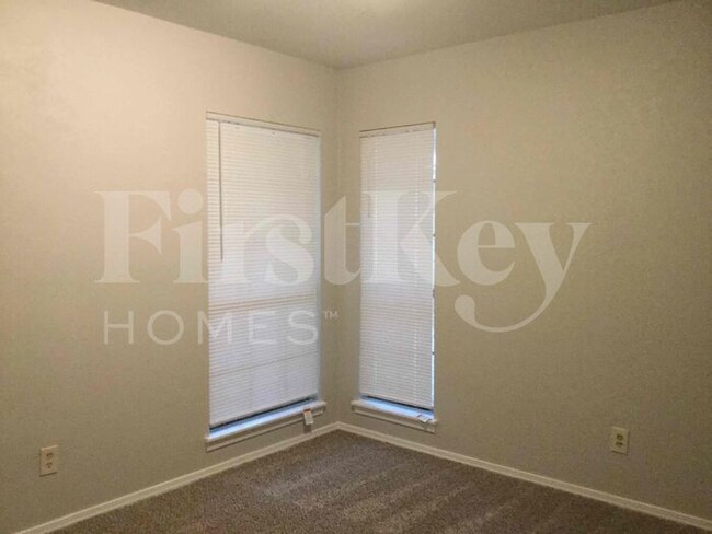 Building Photo - 608 Nora Ln