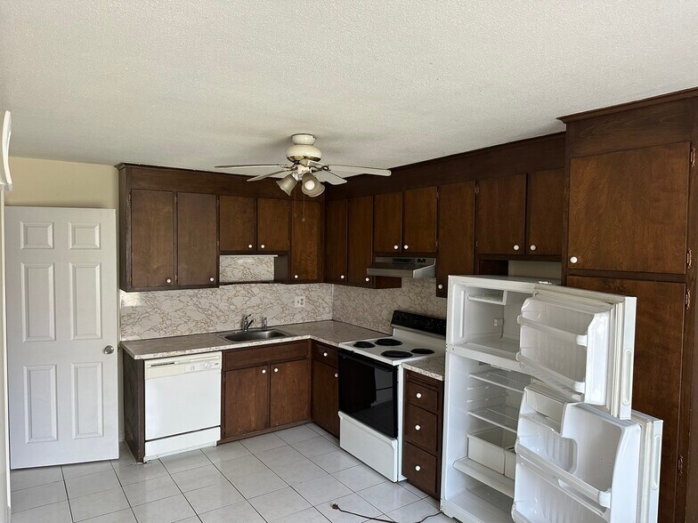 Building Photo - 121 New Britain Ave