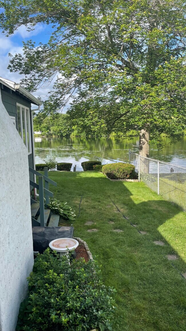 Yard - 20 Lakeview Pl