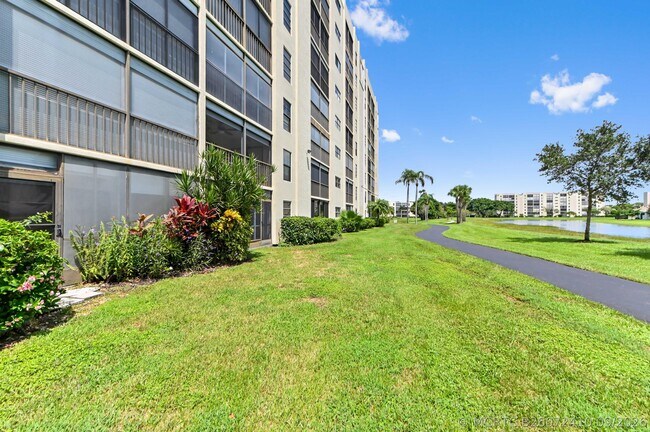 Building Photo - 7260 Kinghurst Dr