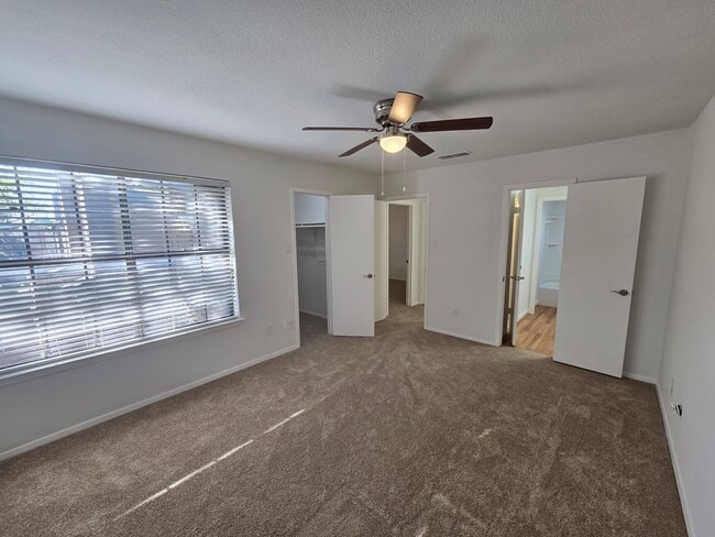 Building Photo - Updated Townhome Condo in Prime Location!