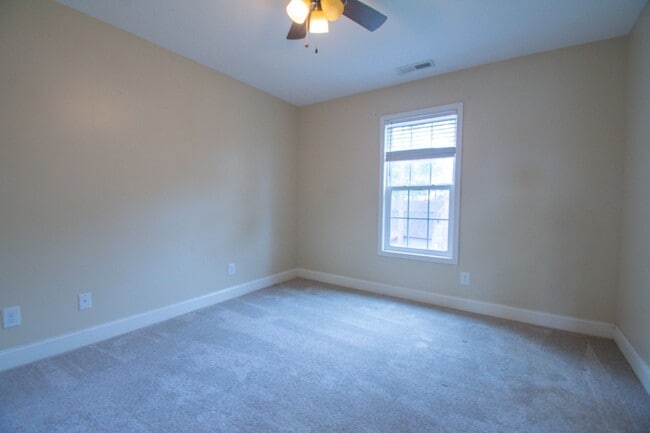 Building Photo - Available March 1! 4 Bedroom 2.5 Bathroom With Bonus and Screened in Porch!