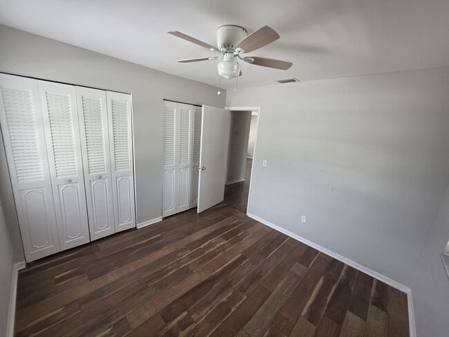 Building Photo - 978 Sumter Rd W
