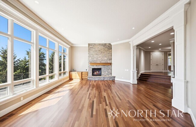 Building Photo - Executive Estate in Atherton Heights with ...