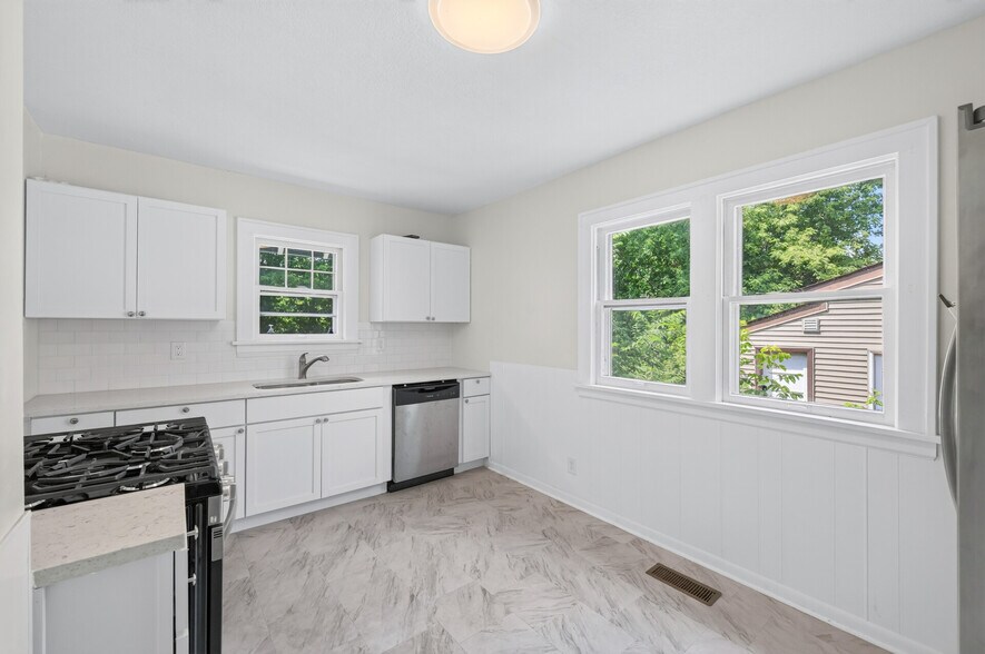 Building Photo - 421 Goodhue St